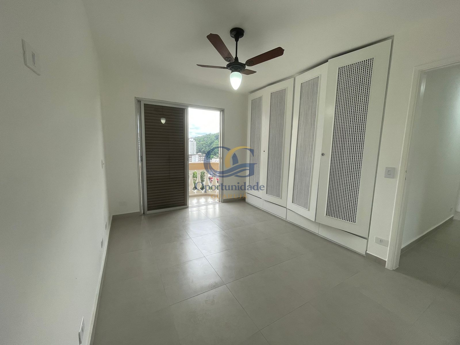 Apartamento na Praia das Pitangueiras, Guarujá - SP
