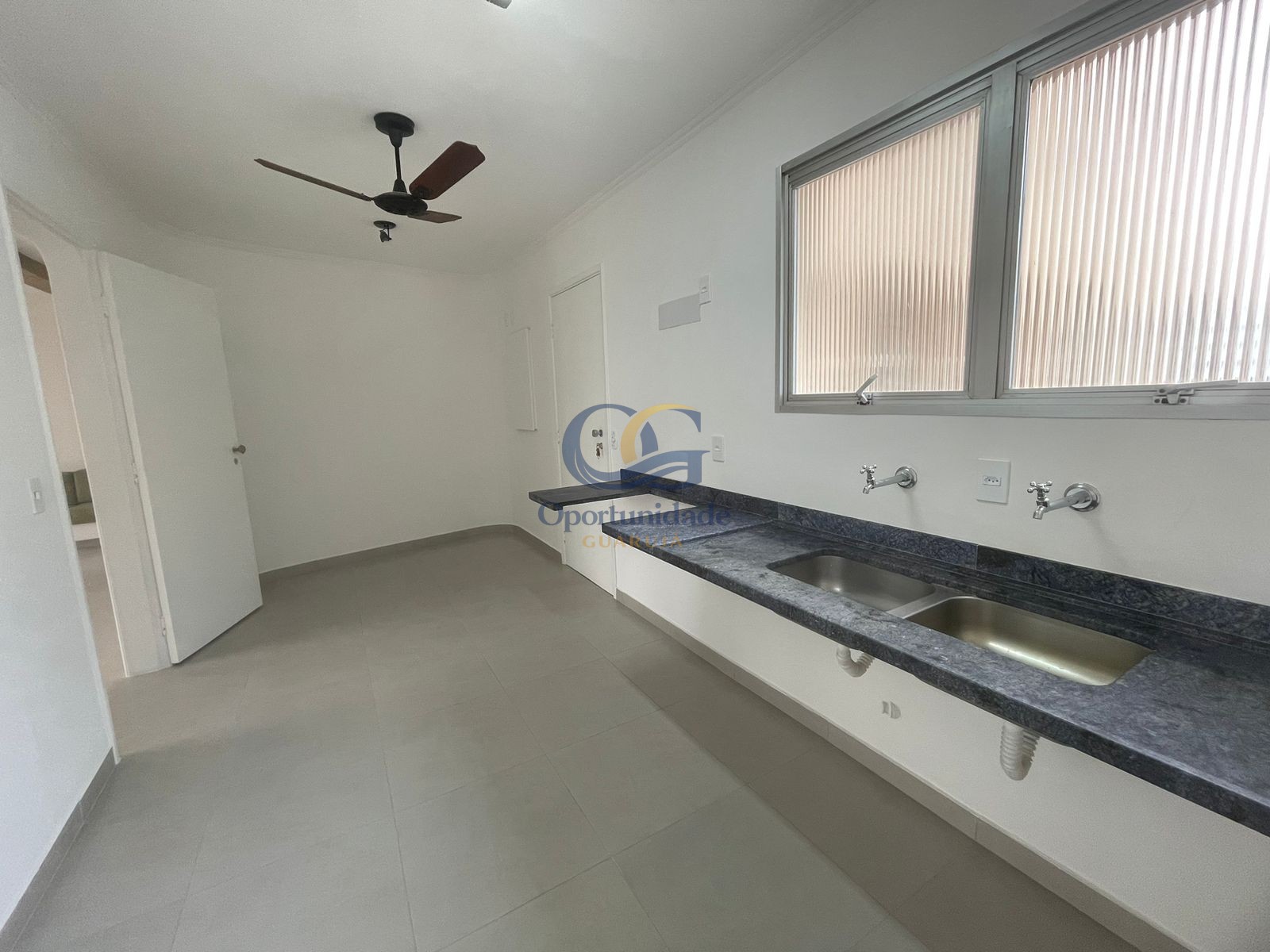 Apartamento na Praia das Pitangueiras, Guarujá - SP