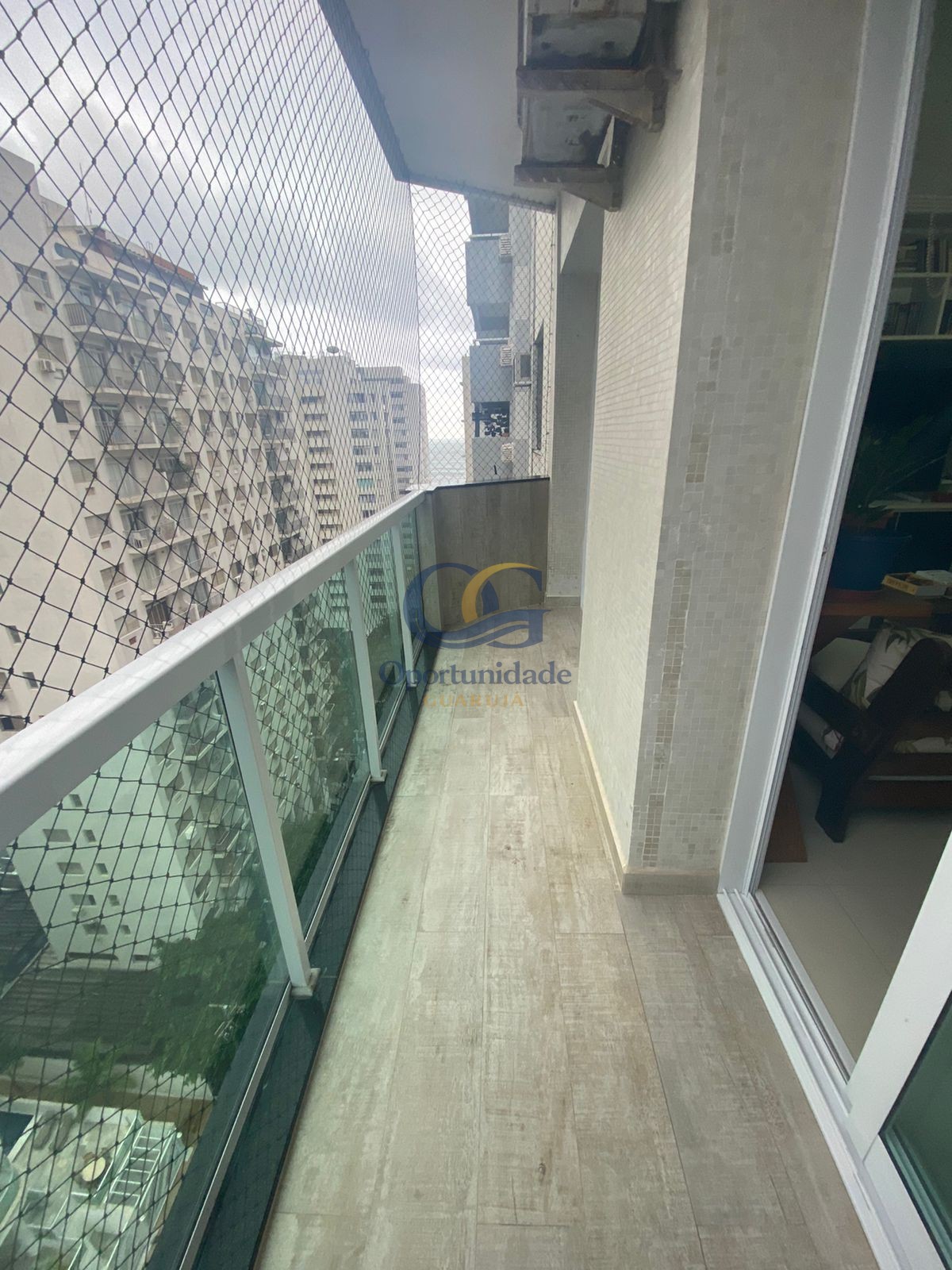 Apartamento na Praia das Pitangueiras, Guarujá - SP