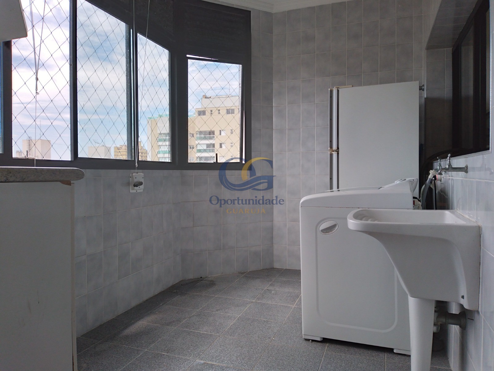 Apartamento na Praia das Pitangueiras, Guarujá - SP