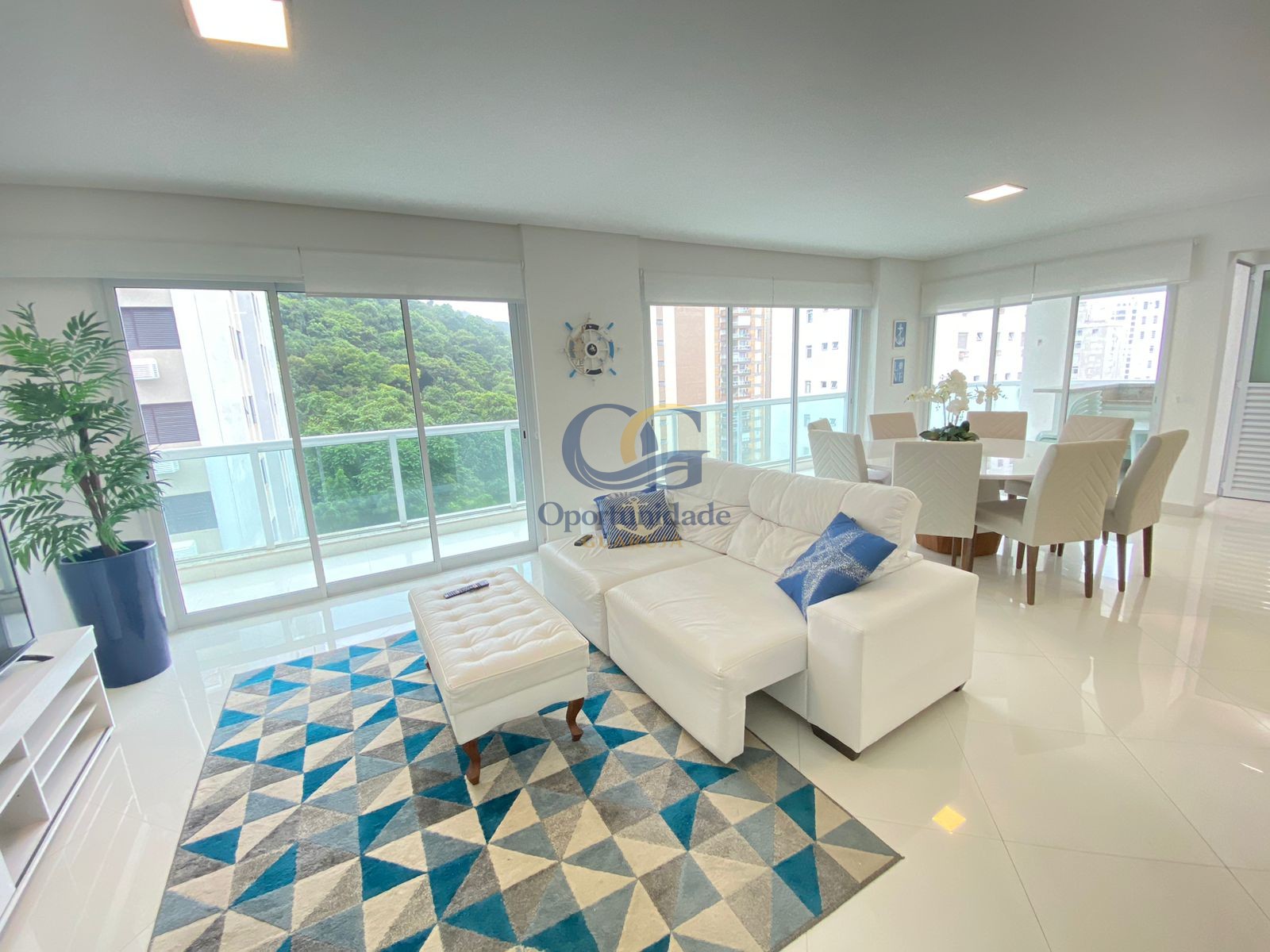 Apartamento na Praia das Pitangueiras, Guarujá - SP