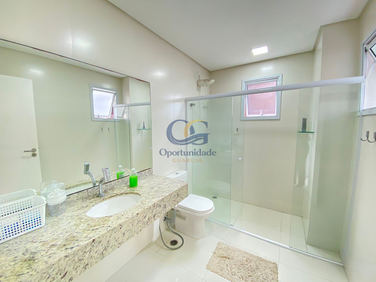 Apartamento na Praia das Pitangueiras, Guarujá - SP