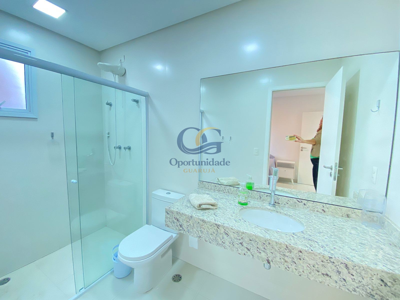 Apartamento na Praia das Pitangueiras, Guarujá - SP