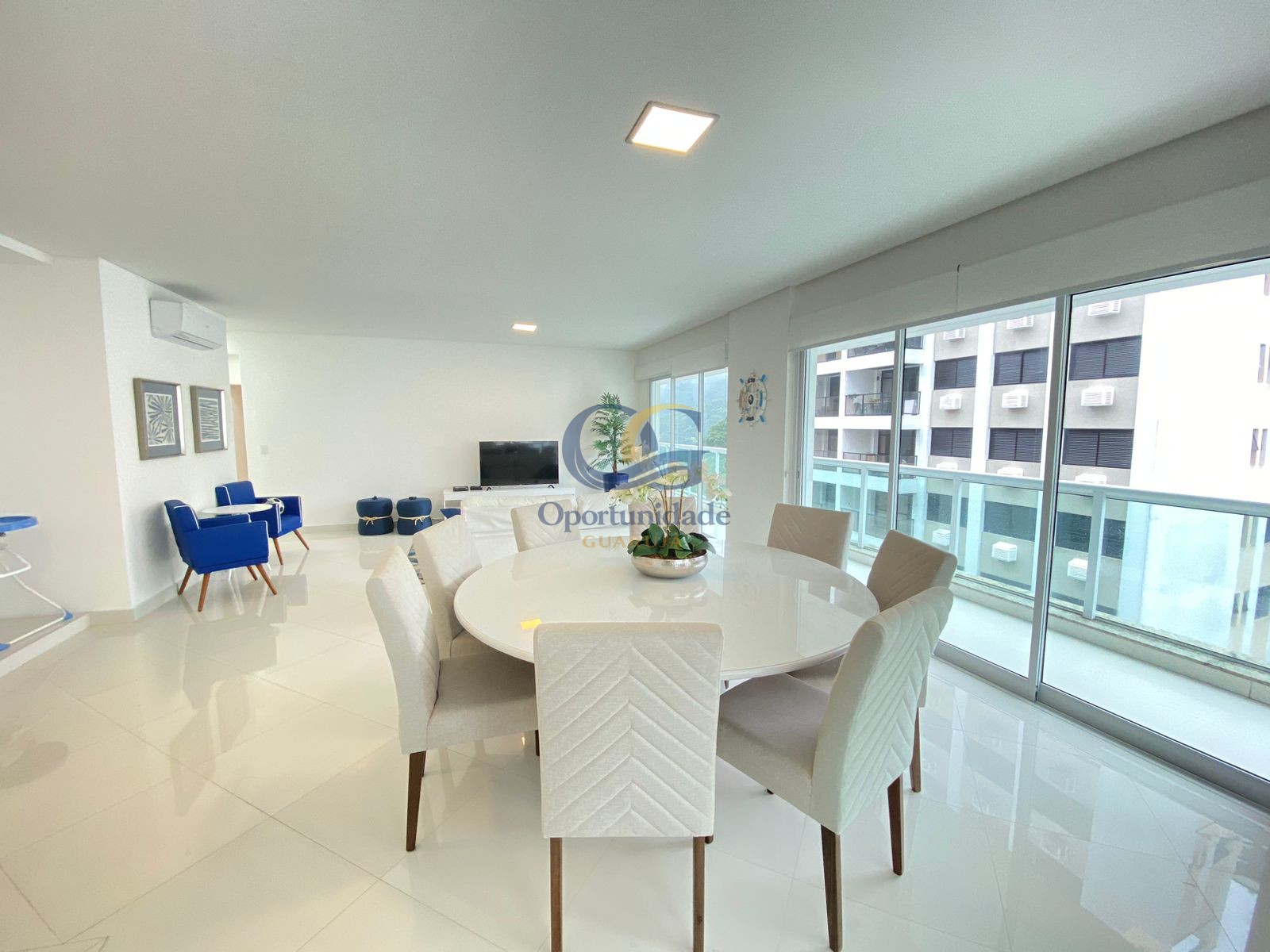 Apartamento na Praia das Pitangueiras, Guarujá - SP