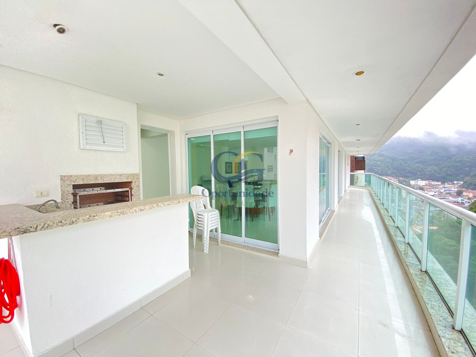 Apartamento na Praia das Pitangueiras, Guarujá - SP
