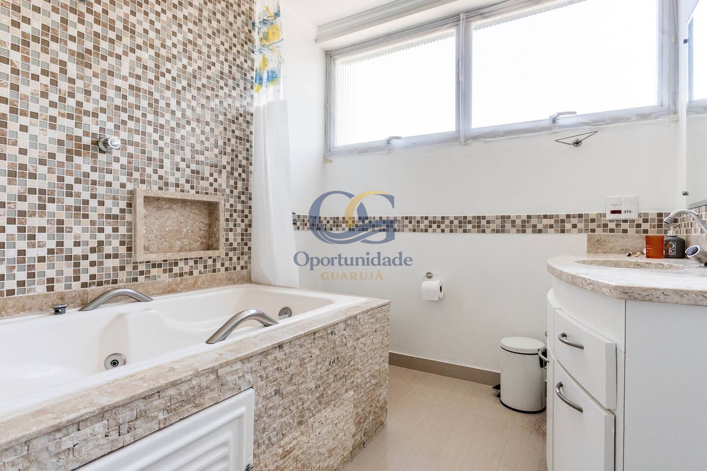Apartamento na Praia das Pitangueiras, Guarujá - SP