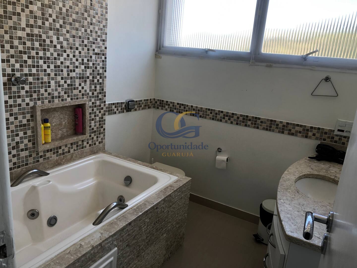 Apartamento na Praia das Pitangueiras, Guarujá - SP