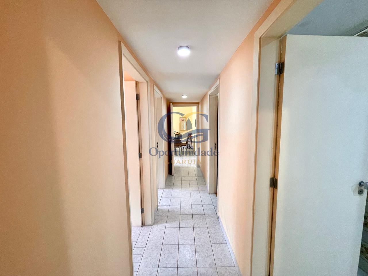 Apartamento na Praia das Pitangueiras, Guarujá - SP