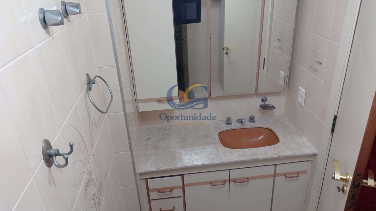Apartamento na Praia das Pitangueiras, Guarujá - SP