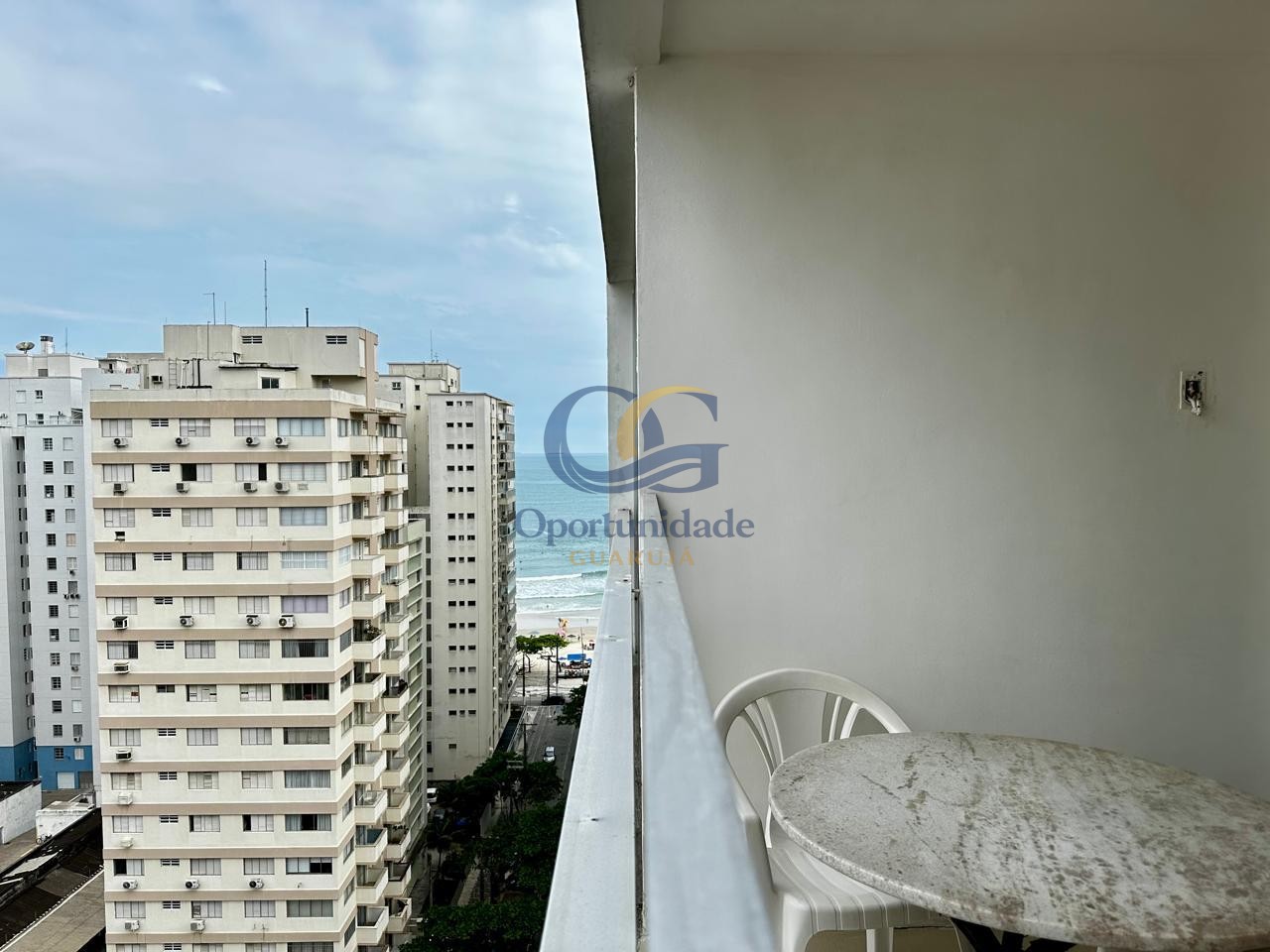 Apartamento na Praia das Pitangueiras, Guarujá - SP