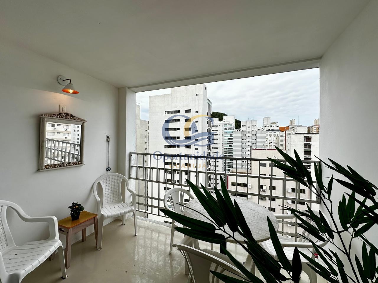 Apartamento na Praia das Pitangueiras, Guarujá - SP