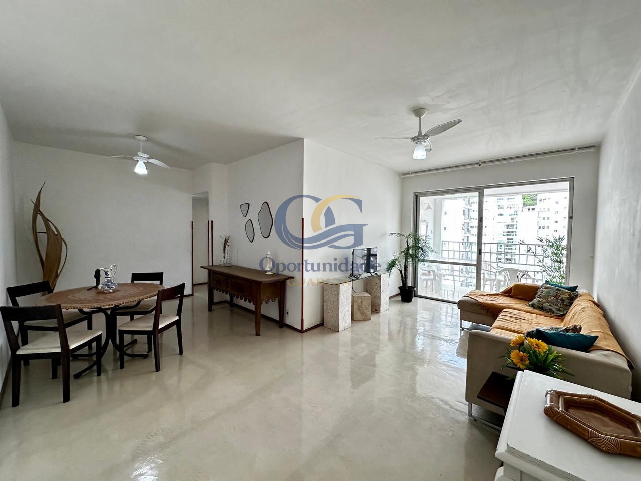 Apartamento na Praia das Pitangueiras, Guarujá - SP