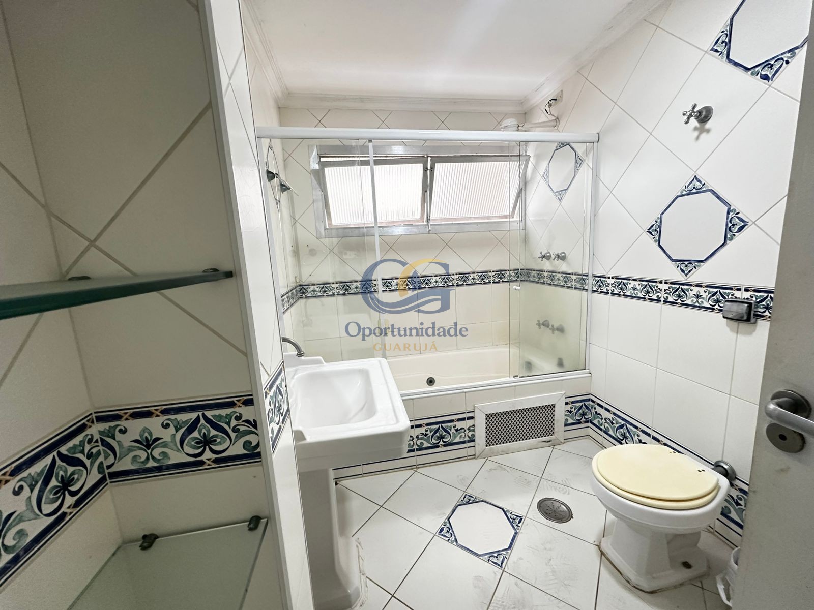 Apartamento na Praia das Pitangueiras, Guarujá - SP