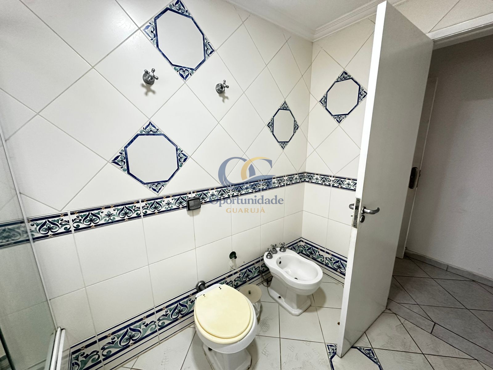 Apartamento na Praia das Pitangueiras, Guarujá - SP