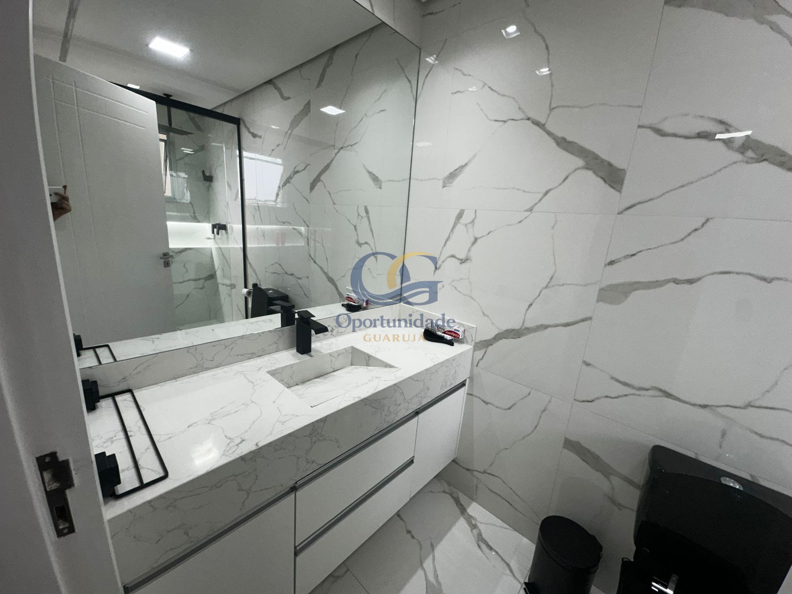 Apartamento na Praia das Pitangueiras, Guarujá - SP