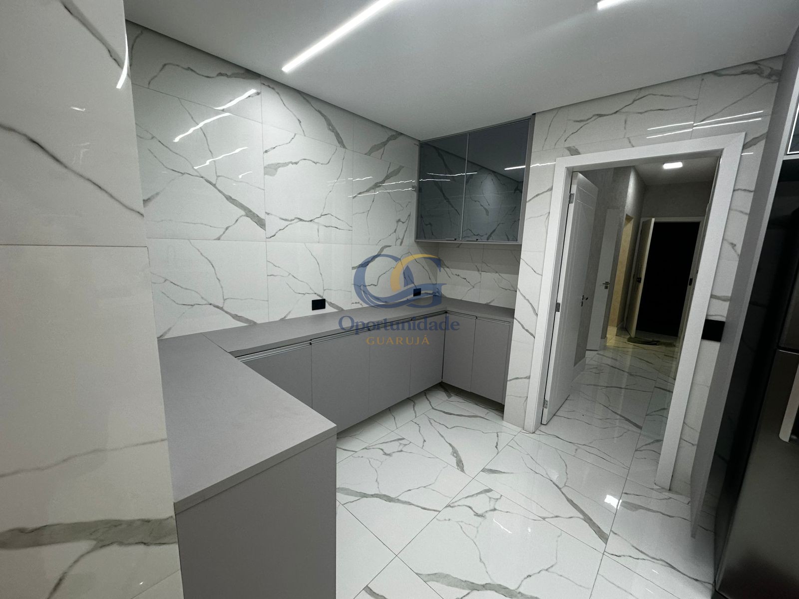 Apartamento na Praia das Pitangueiras, Guarujá - SP