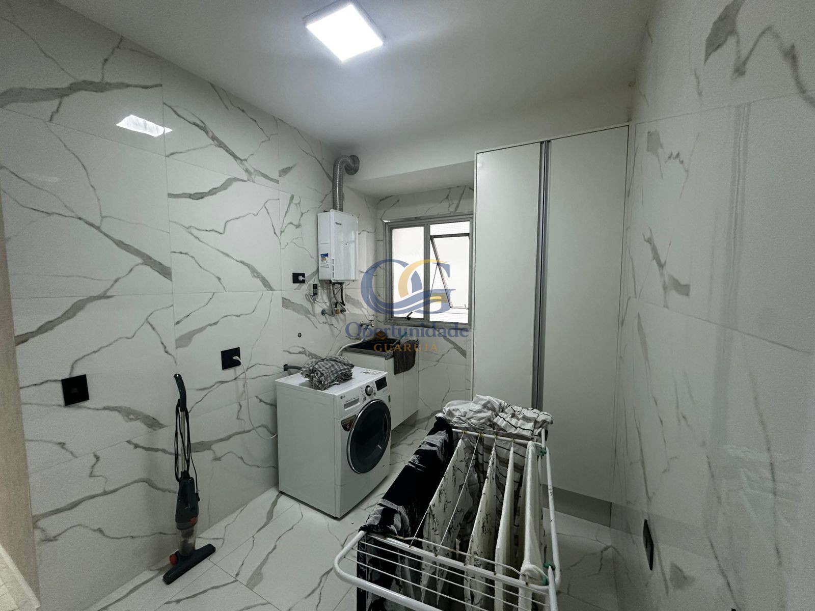 Apartamento na Praia das Pitangueiras, Guarujá - SP