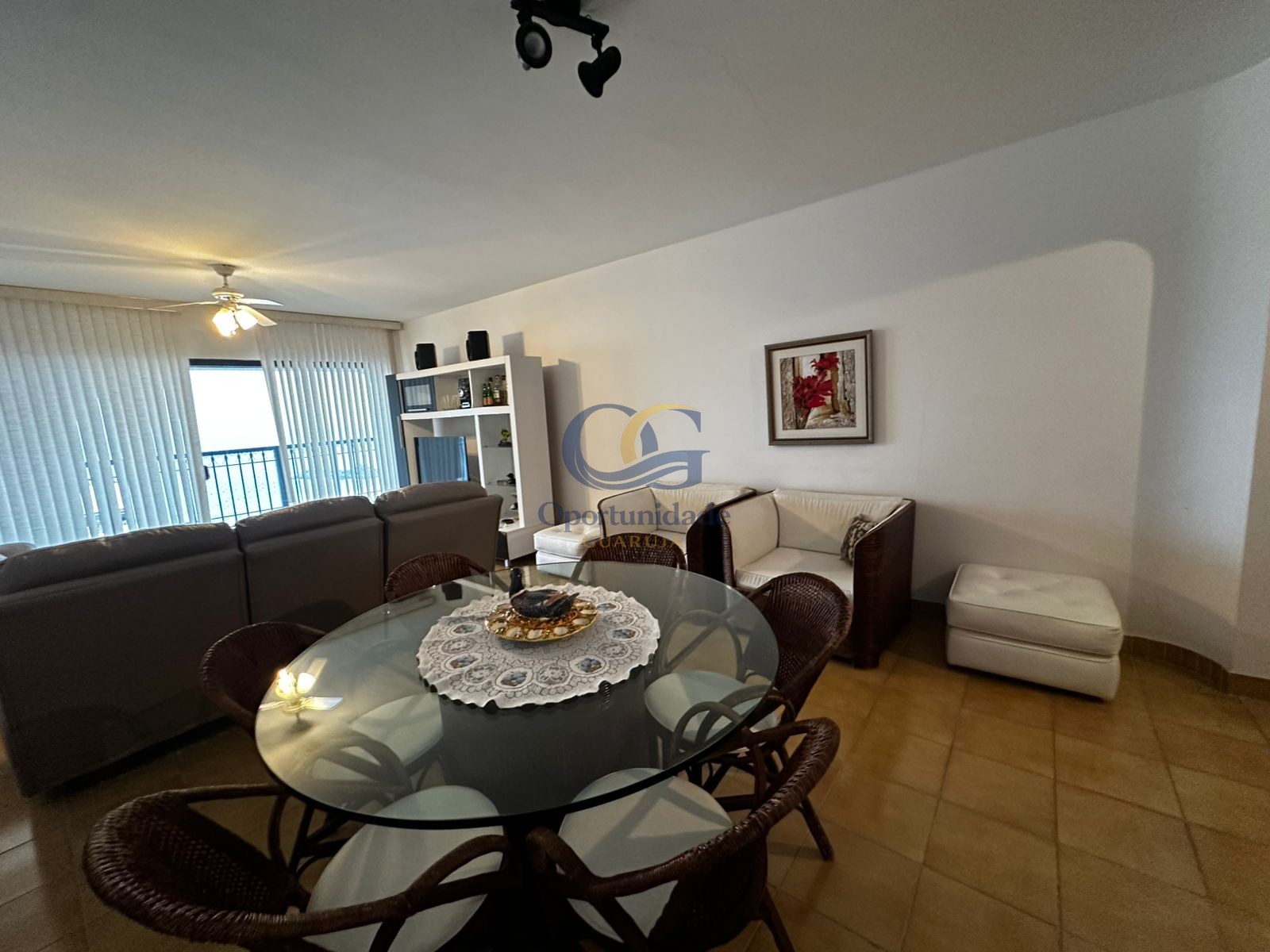 Apartamento na Praia das Pitangueiras, Guarujá - SP
