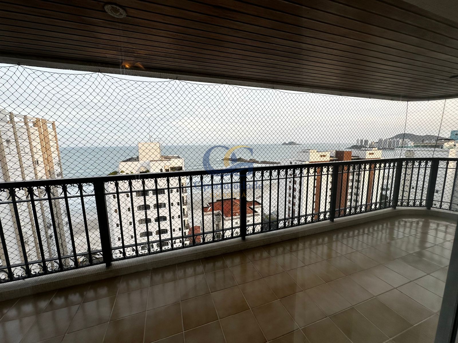 Apartamento na Praia das Pitangueiras, Guarujá - SP