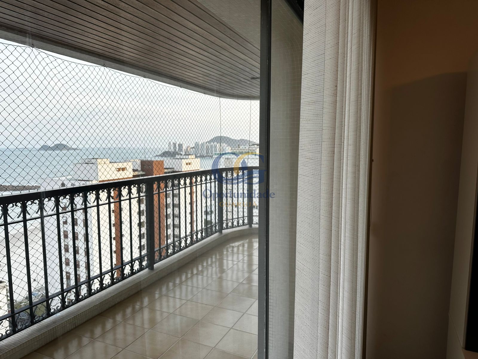 Apartamento na Praia das Pitangueiras, Guarujá - SP