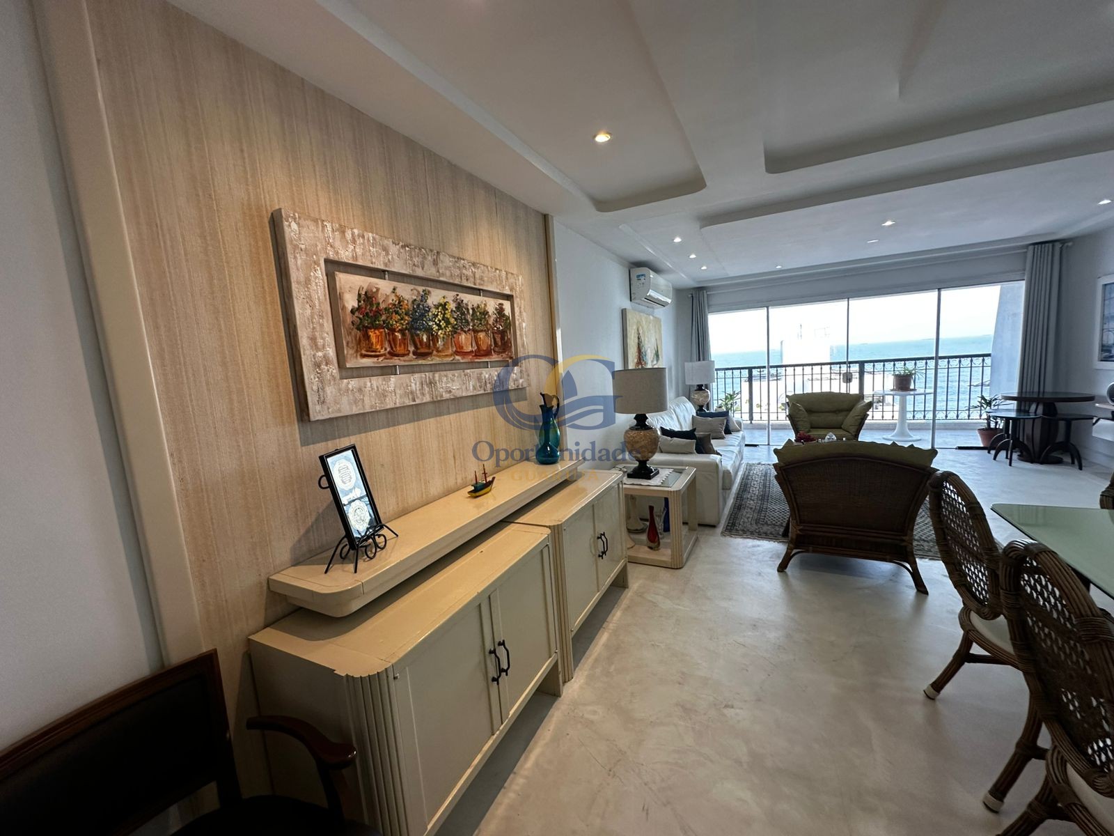 Apartamento na Praia das Pitangueiras, Guarujá - SP