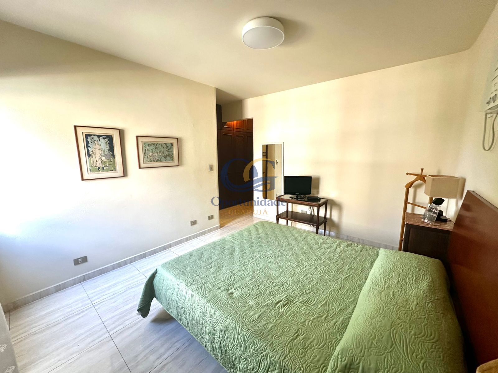 Apartamento na Praia da Enseada, Guarujá - SP