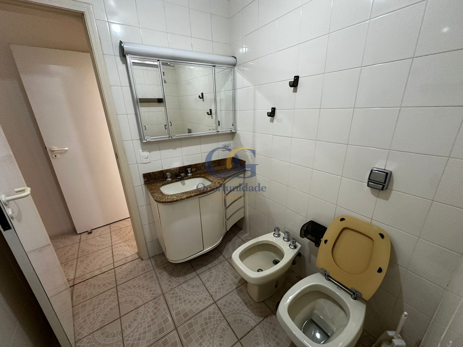 Apartamento na Praia das Pitangueiras, Guarujá - SP