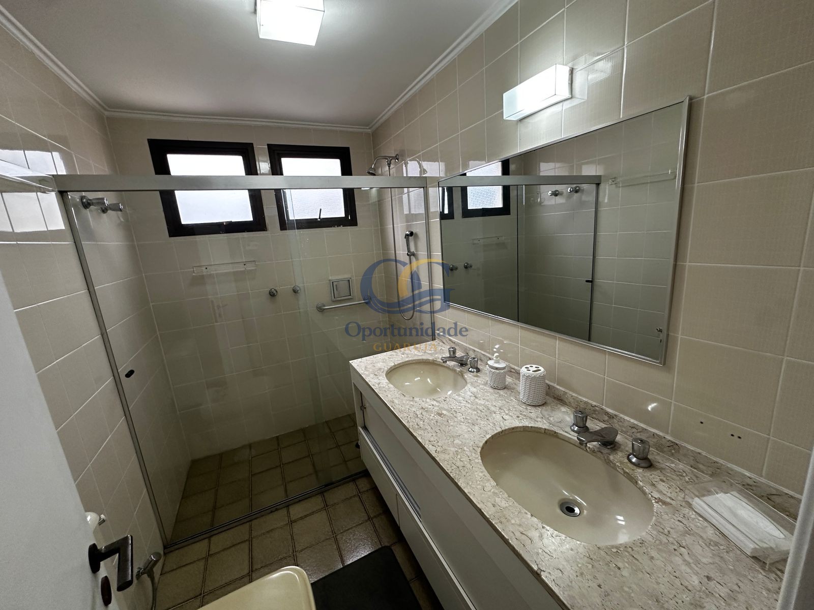 Apartamento na Praia das Pitangueiras, Guarujá - SP