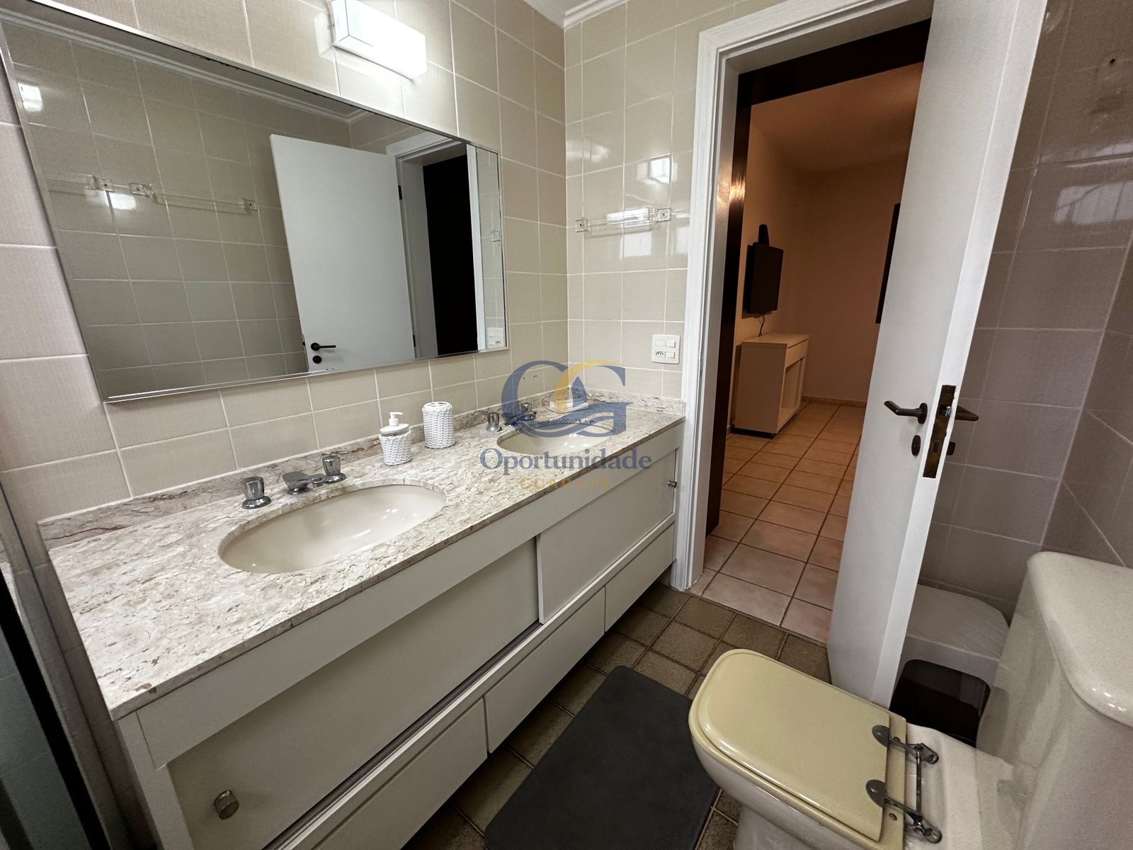 Apartamento na Praia das Pitangueiras, Guarujá - SP