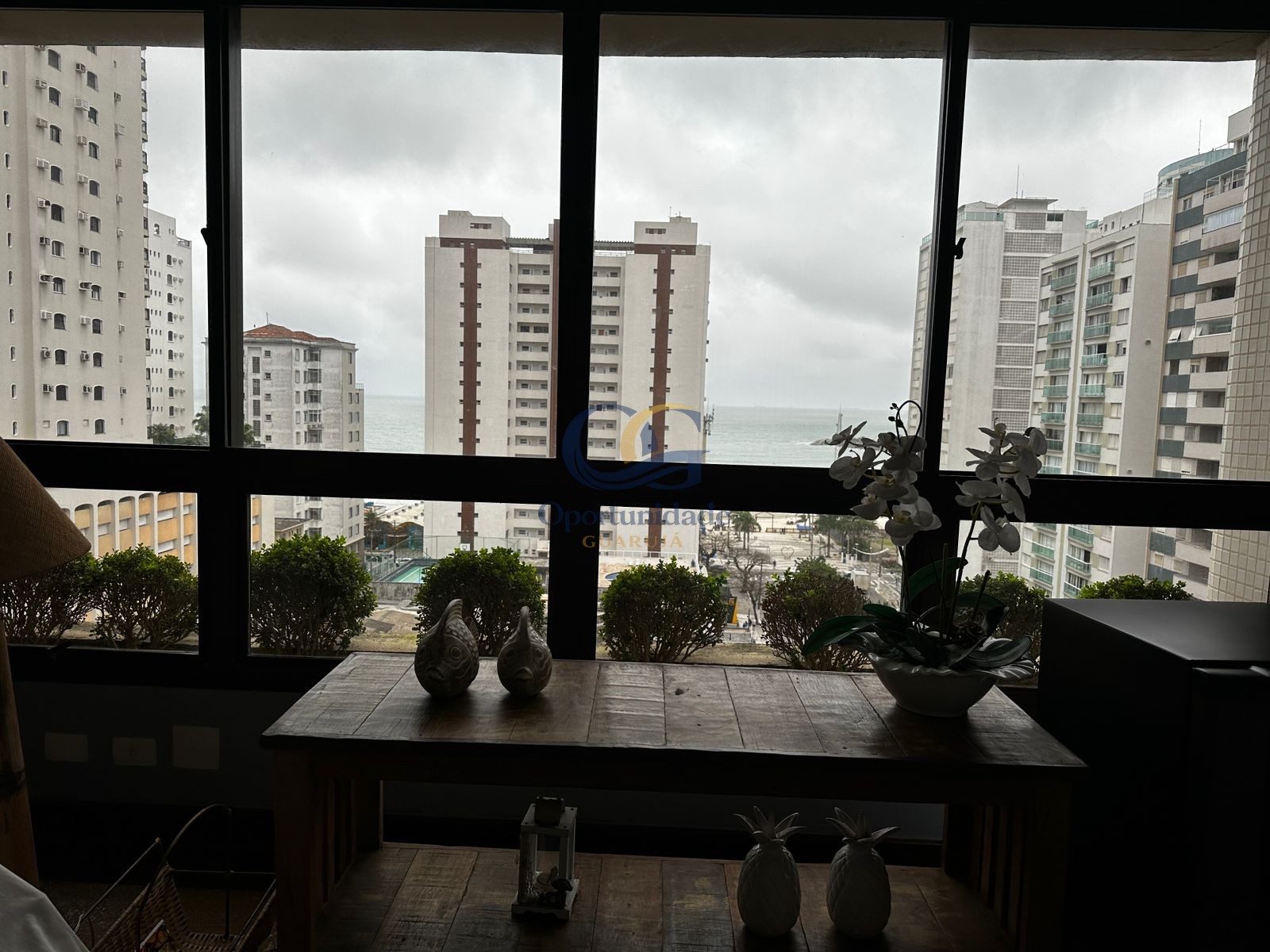 Apartamento na Praia das Pitangueiras, Guarujá - SP