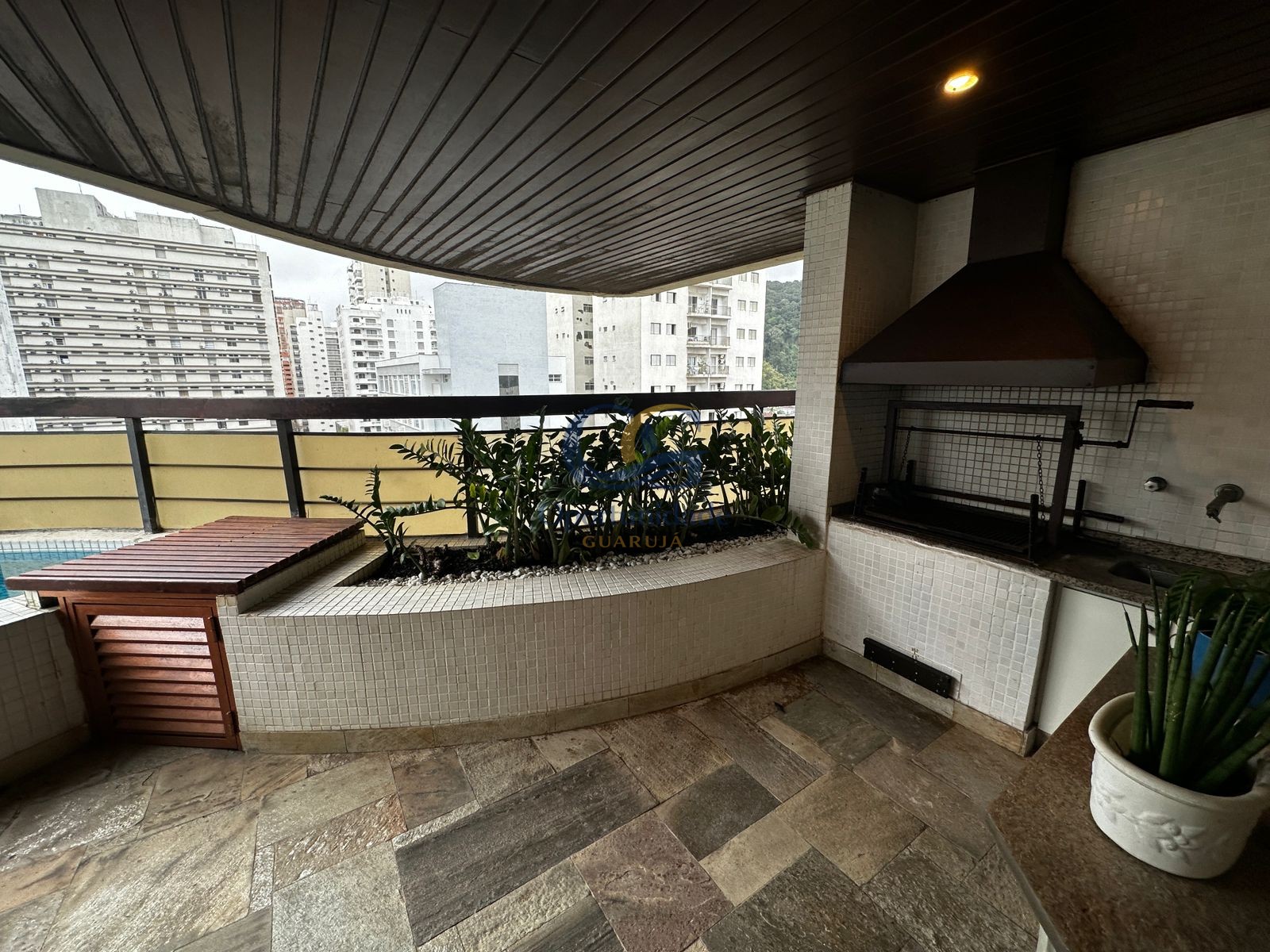 Apartamento na Praia das Pitangueiras, Guarujá - SP