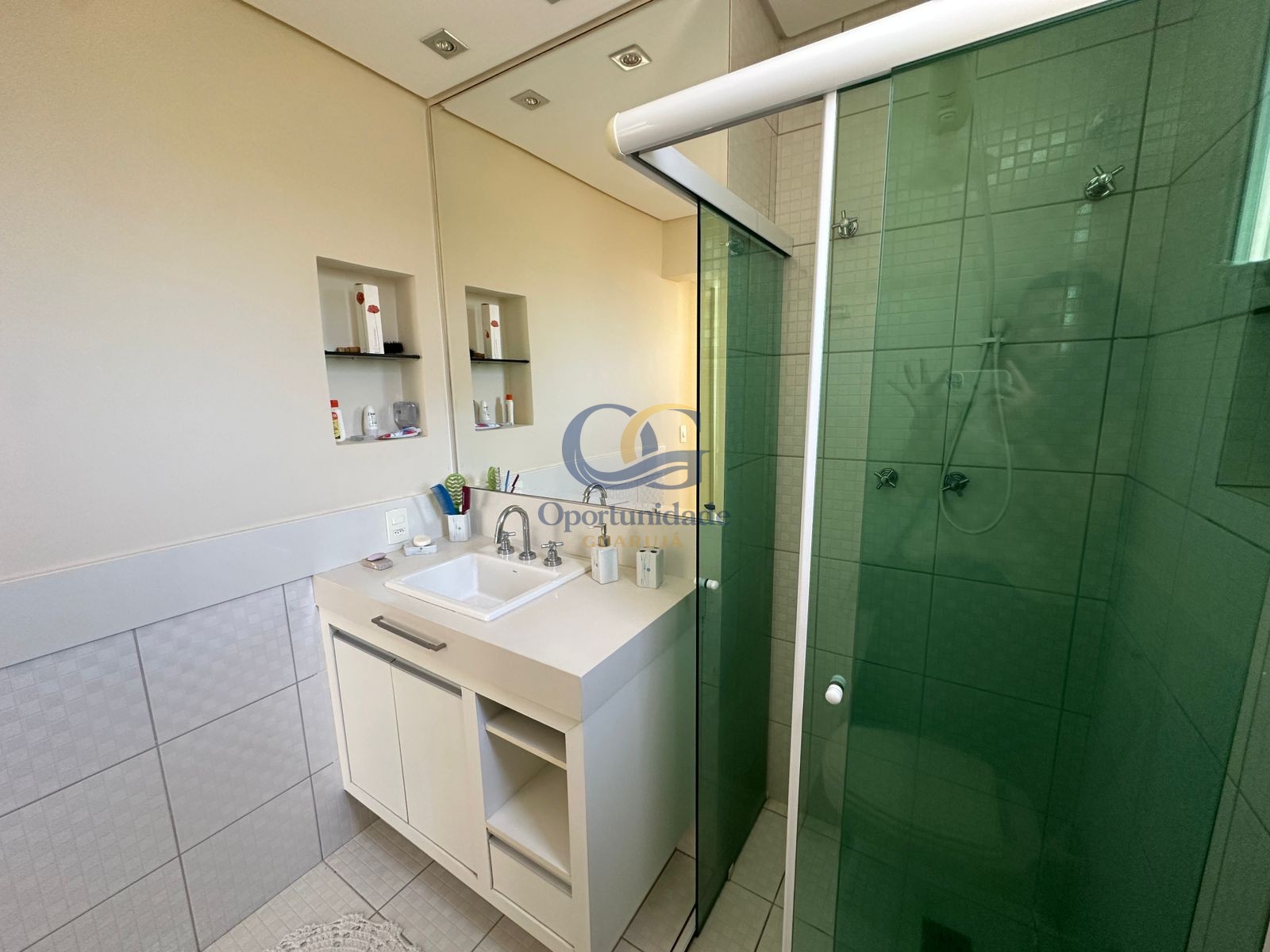 Apartamento na Praia das Pitangueiras, Guarujá - SP