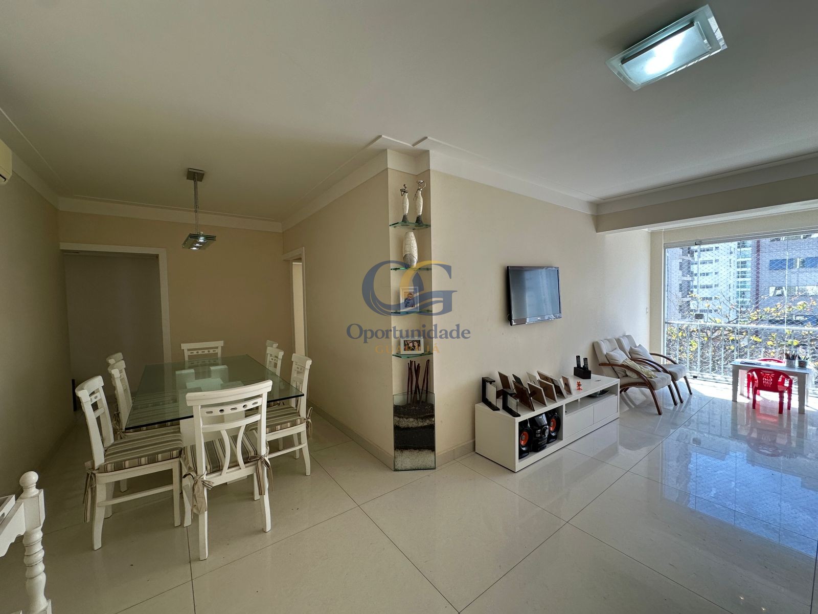 Apartamento na Praia das Pitangueiras, Guarujá - SP