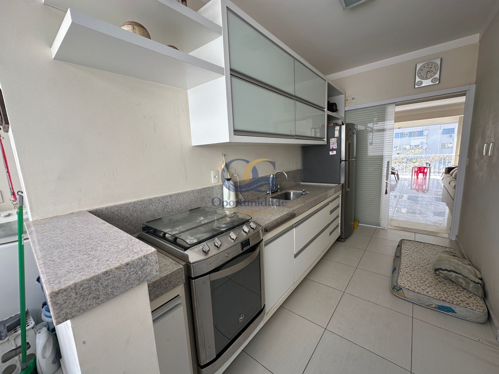 Apartamento na Praia das Pitangueiras, Guarujá - SP