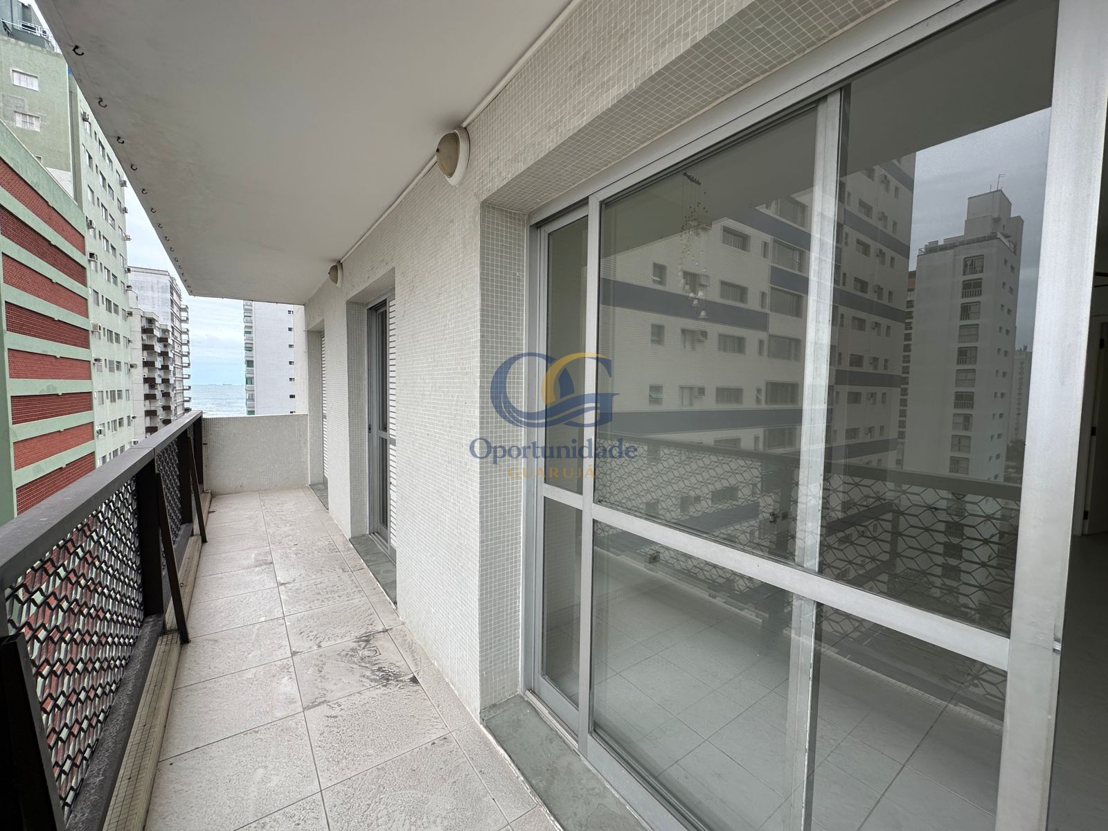 Apartamento na Praia das Pitangueiras, Guarujá - SP