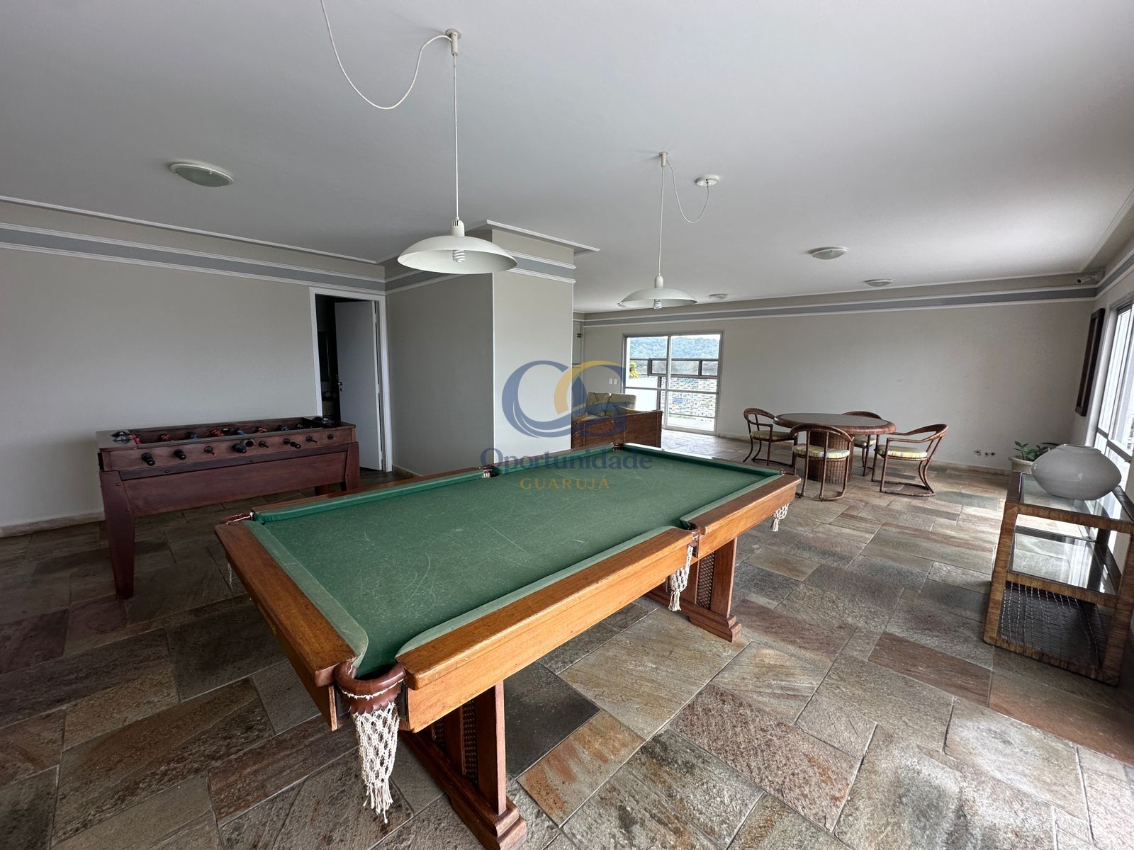 Apartamento na Praia das Pitangueiras, Guarujá - SP