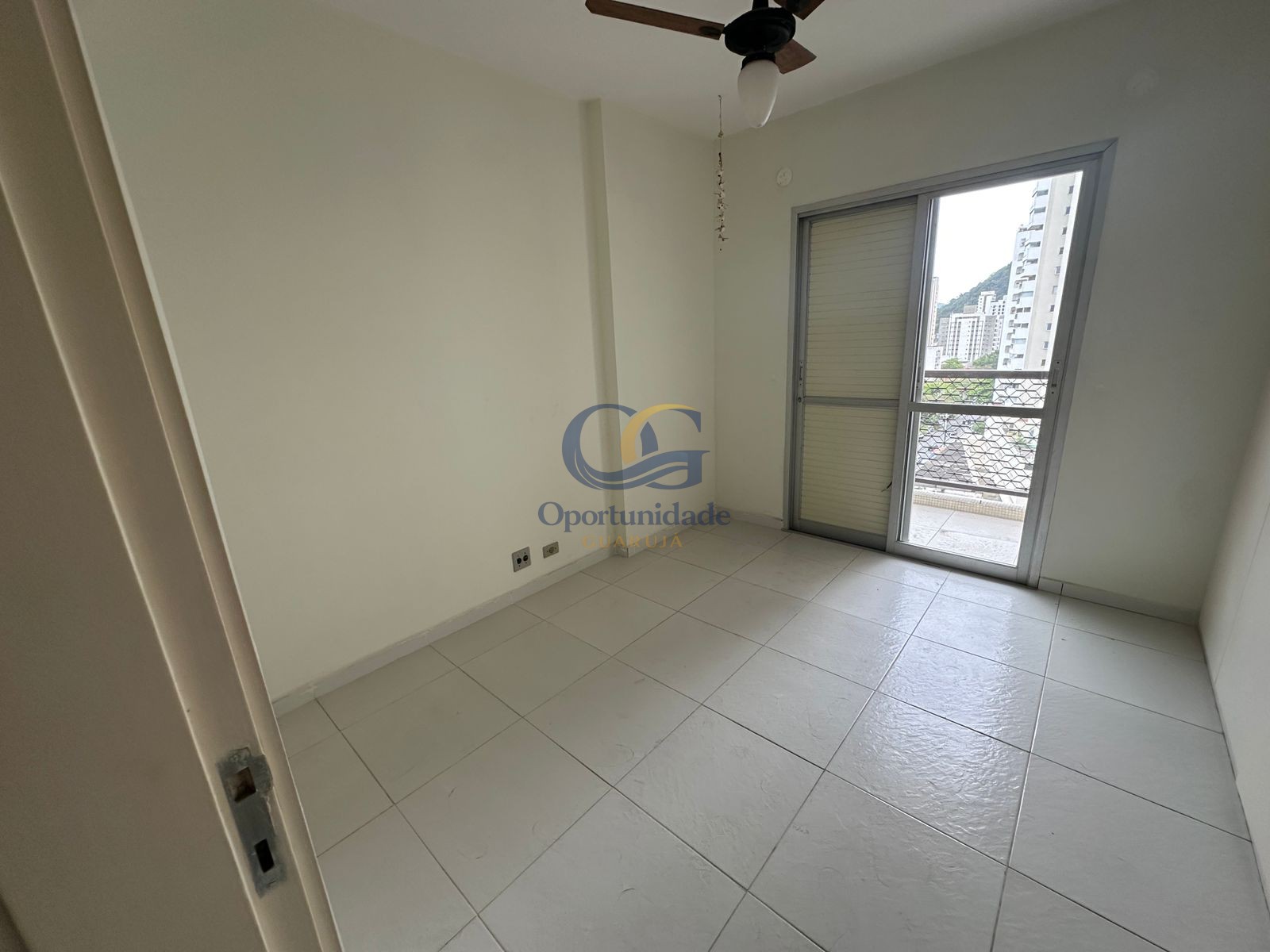 Apartamento na Praia das Pitangueiras, Guarujá - SP
