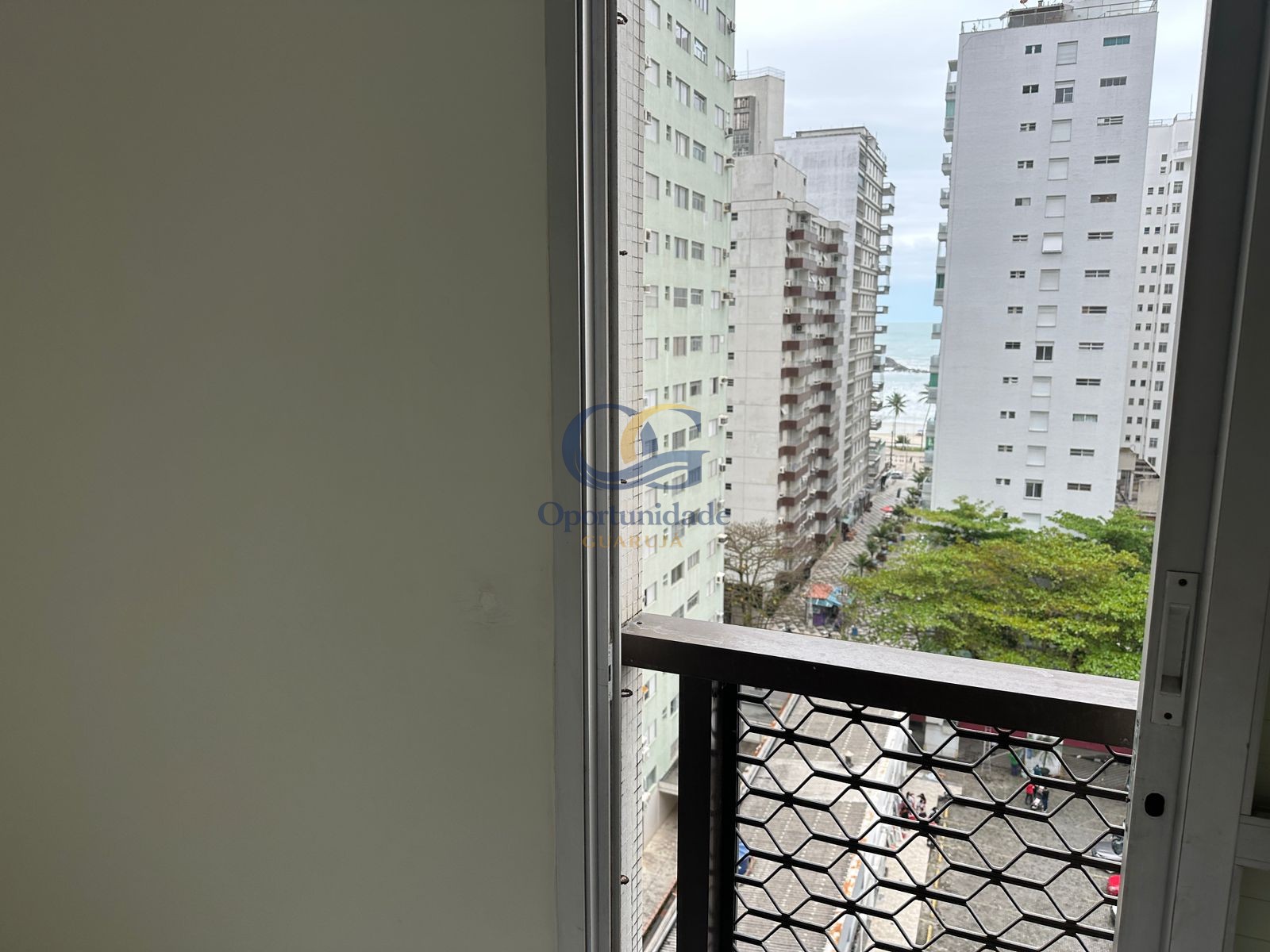 Apartamento na Praia das Pitangueiras, Guarujá - SP
