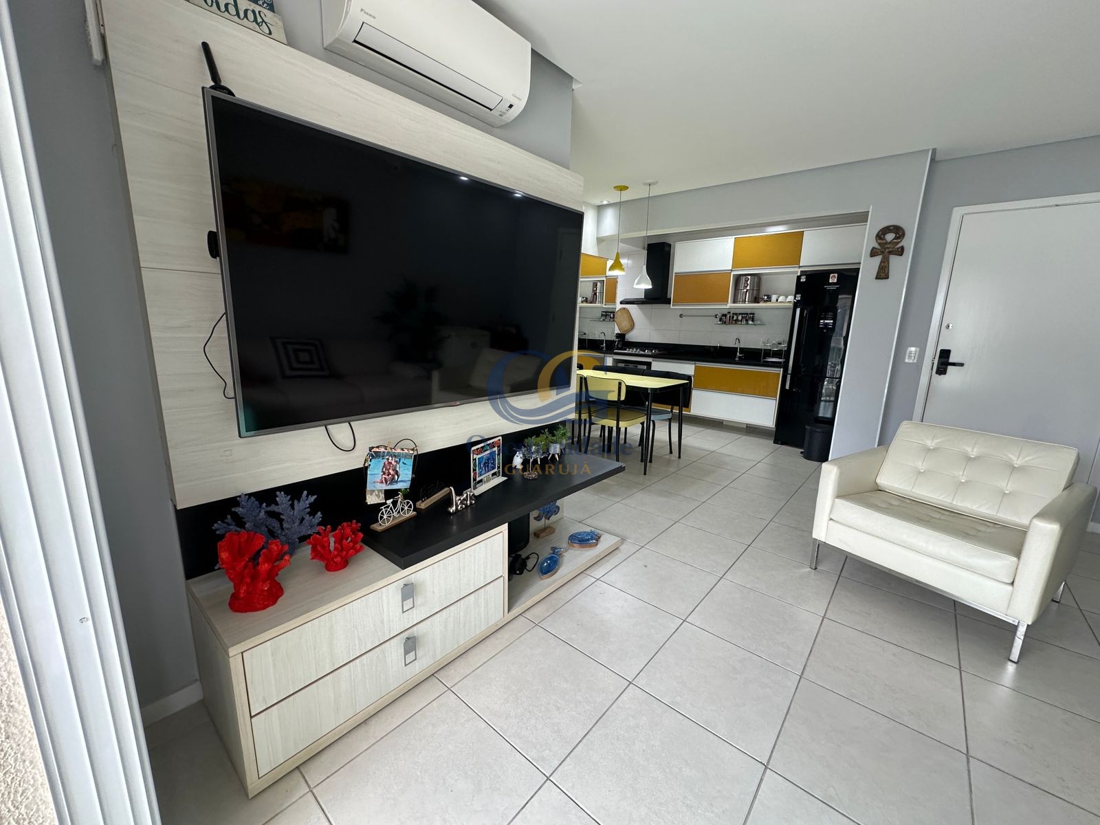 Apartamento na Praia das Pitangueiras, Guarujá - SP