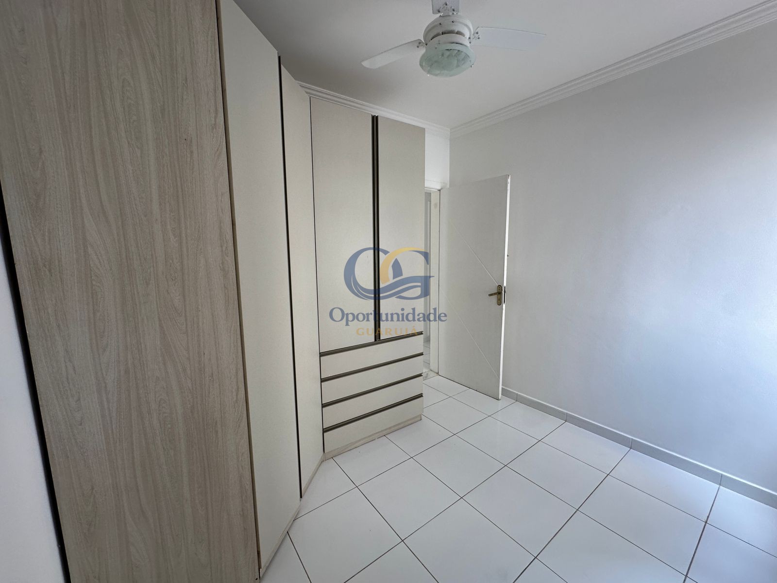 Apartamento na Praia das Pitangueiras, Guarujá - SP