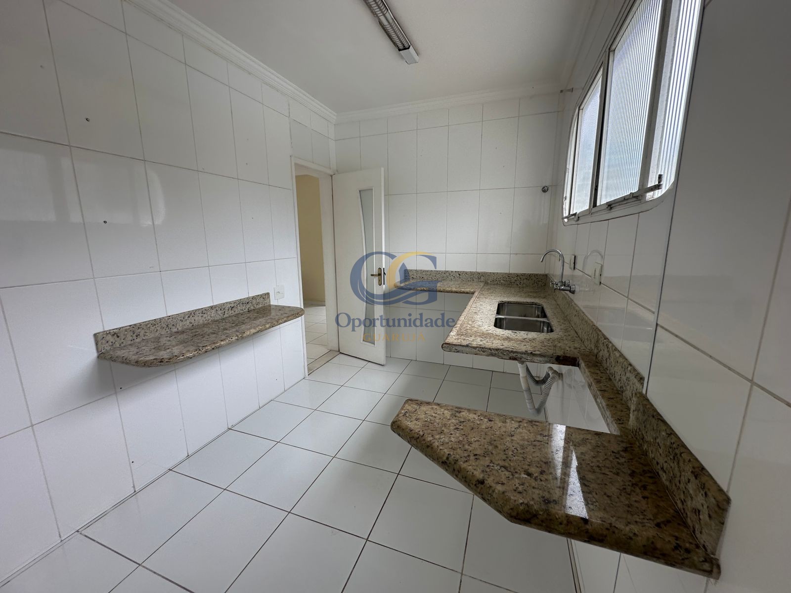 Apartamento na Praia das Pitangueiras, Guarujá - SP