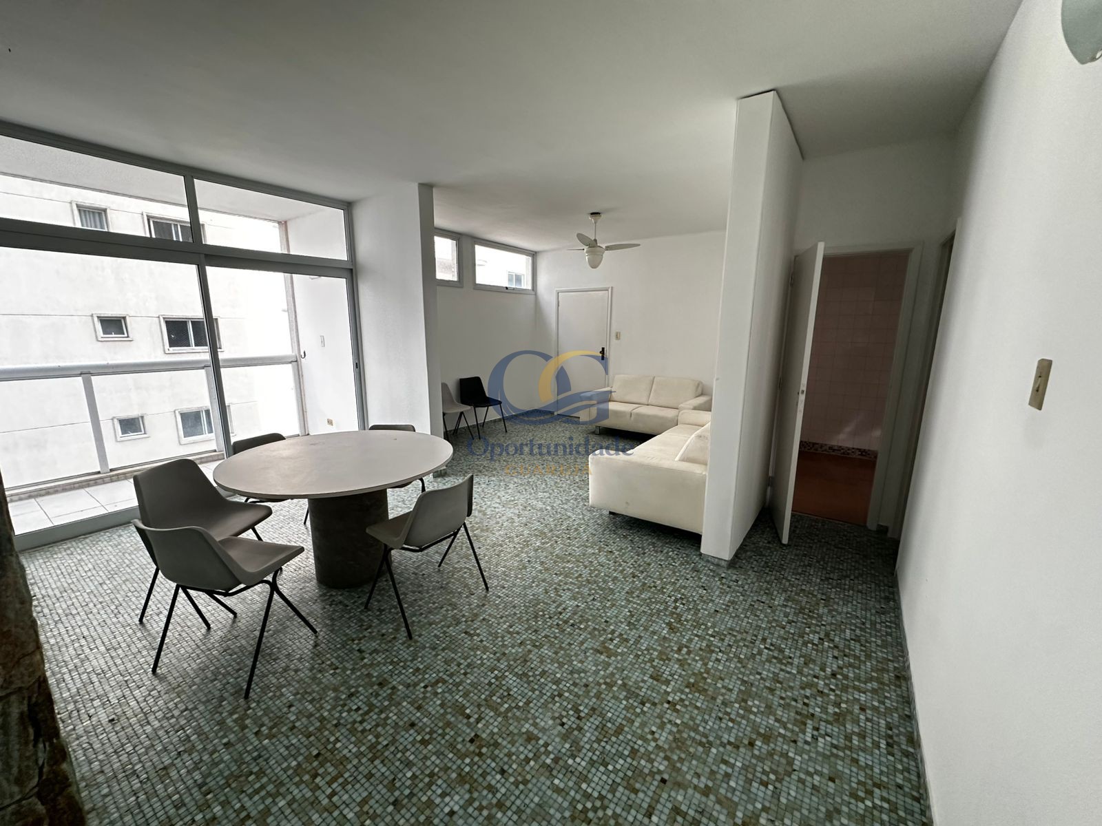 Apartamento na Praia das Pitangueiras, Guarujá - SP