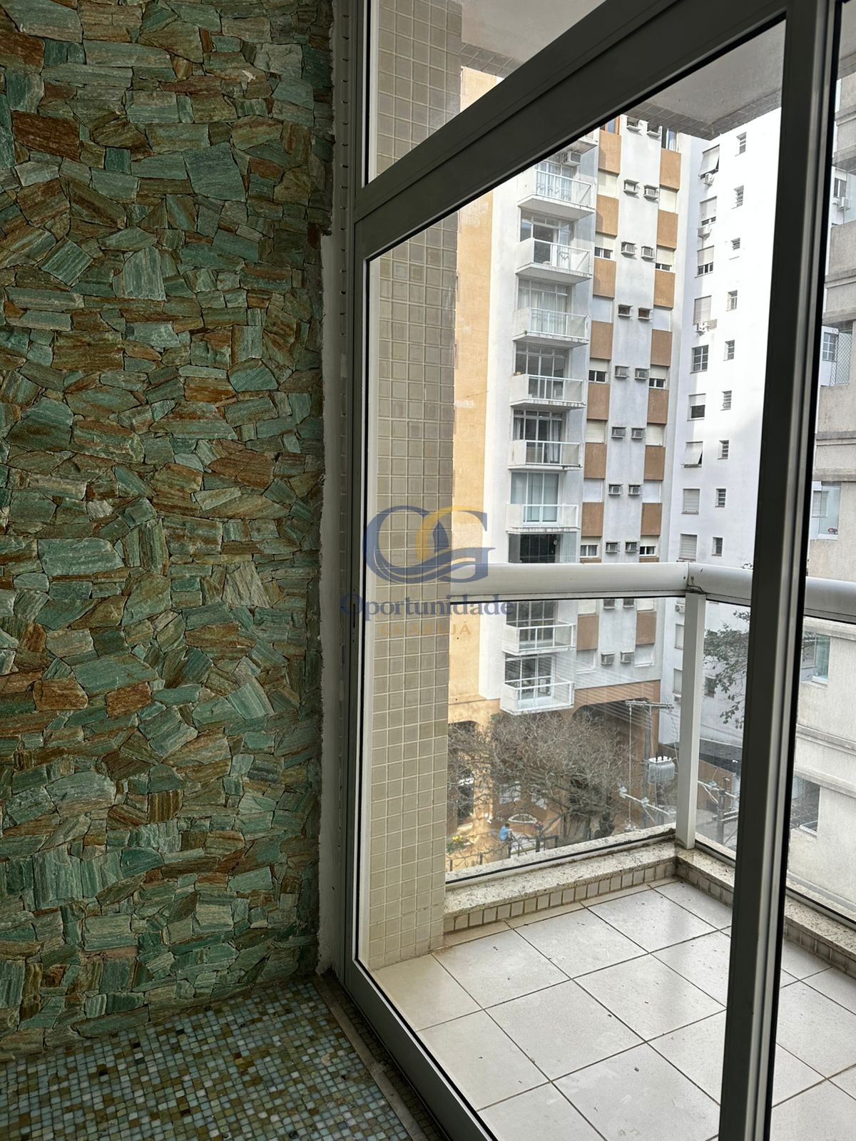 Apartamento na Praia das Pitangueiras, Guarujá - SP