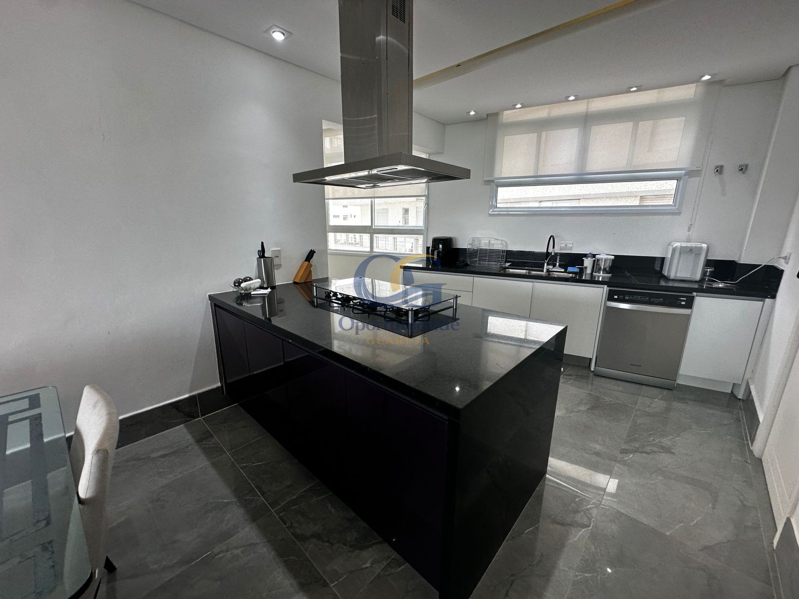 Apartamento Frente ao Mar nas Pitangueiras, Guarujá - SP