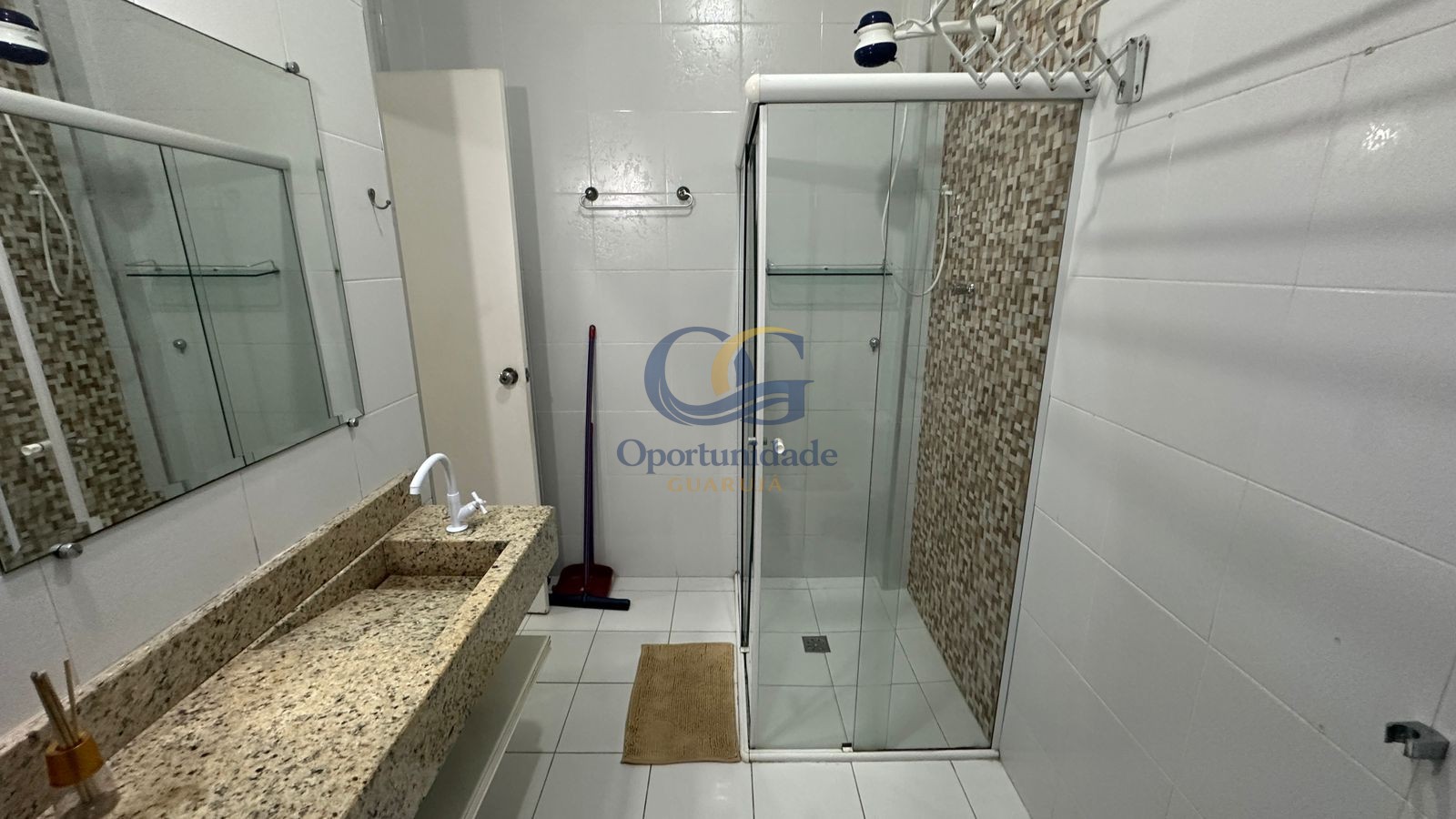 Apartamento na Praia das Pitangueiras, Guarujá - SP