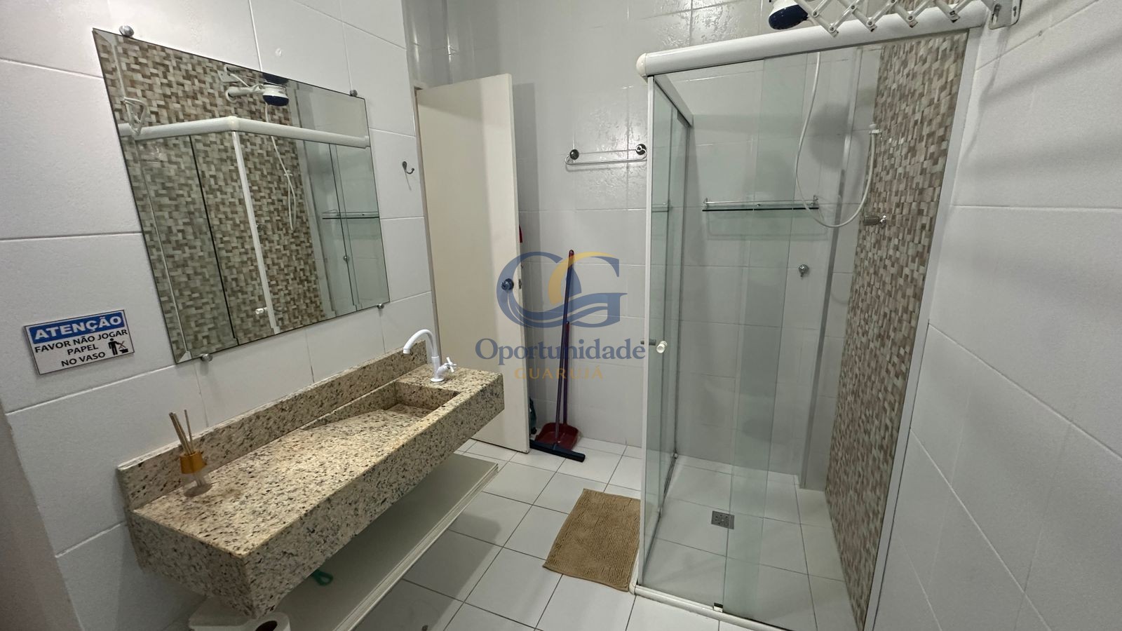 Apartamento na Praia das Pitangueiras, Guarujá - SP