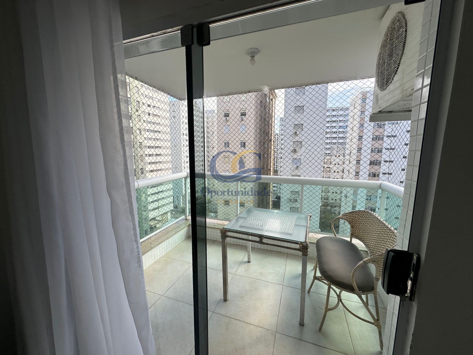 Apartamento na Praia das Pitangueiras, Guarujá - SP