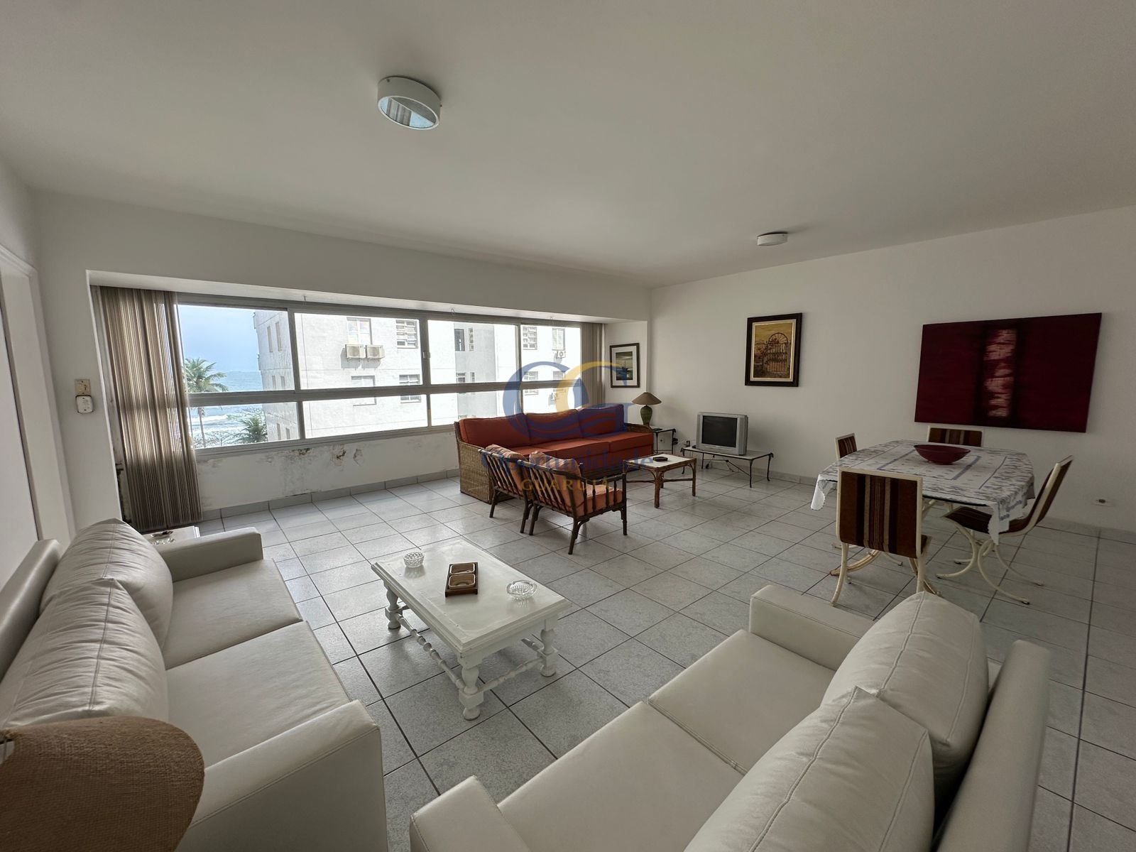 Apartamento na Praia das Pitangueiras, Guarujá - SP