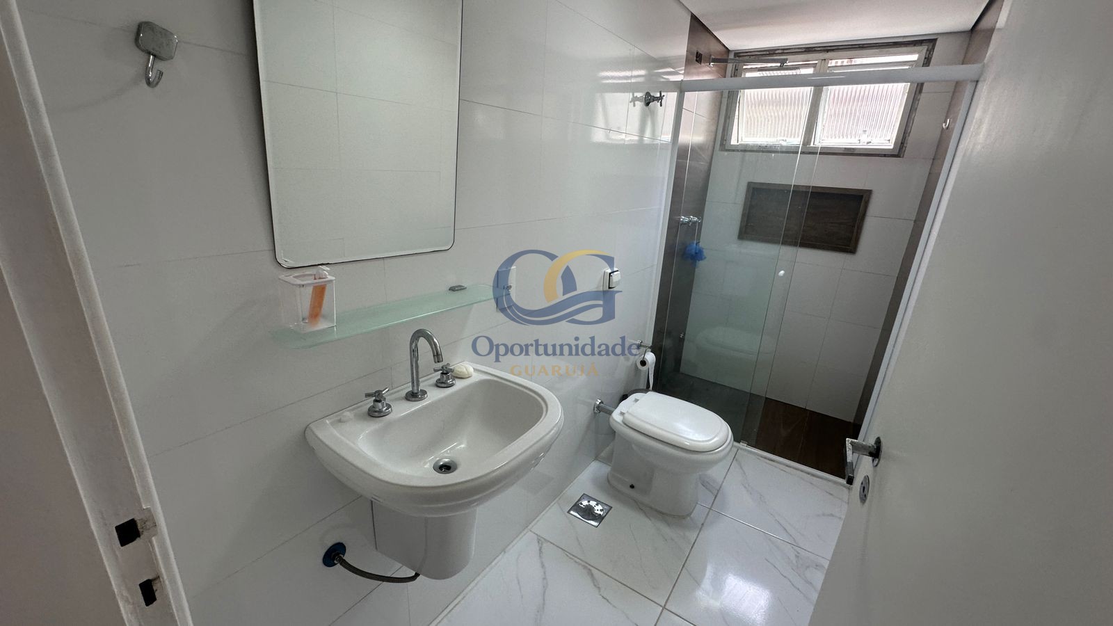 Apartamento na Praia das Pitangueiras, Guarujá - SP