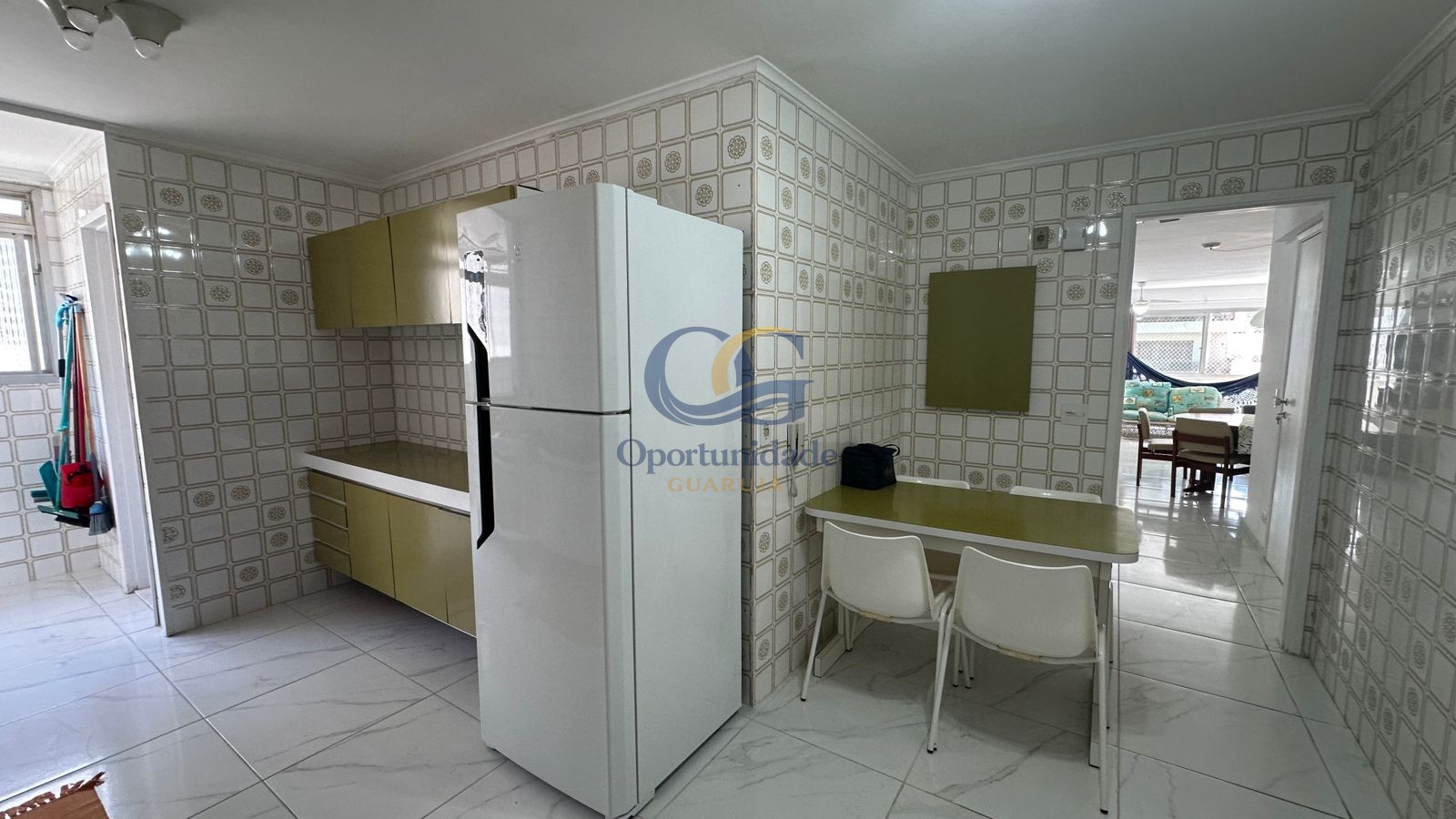 Apartamento na Praia das Pitangueiras, Guarujá - SP